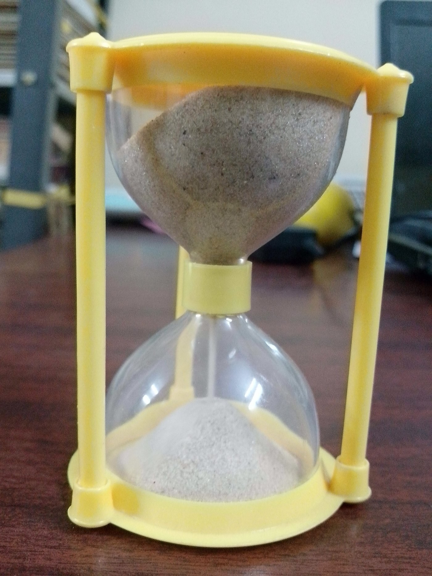 Reloj de arena como metáfora visual del tiempo, la paciencia y la constancia